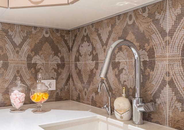 mosaic patterned backsplash in the modern kitchen