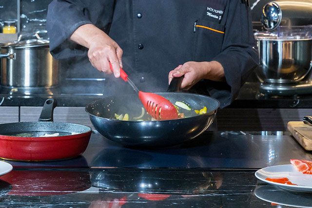 Choice Behind Professional Chef's Cookware